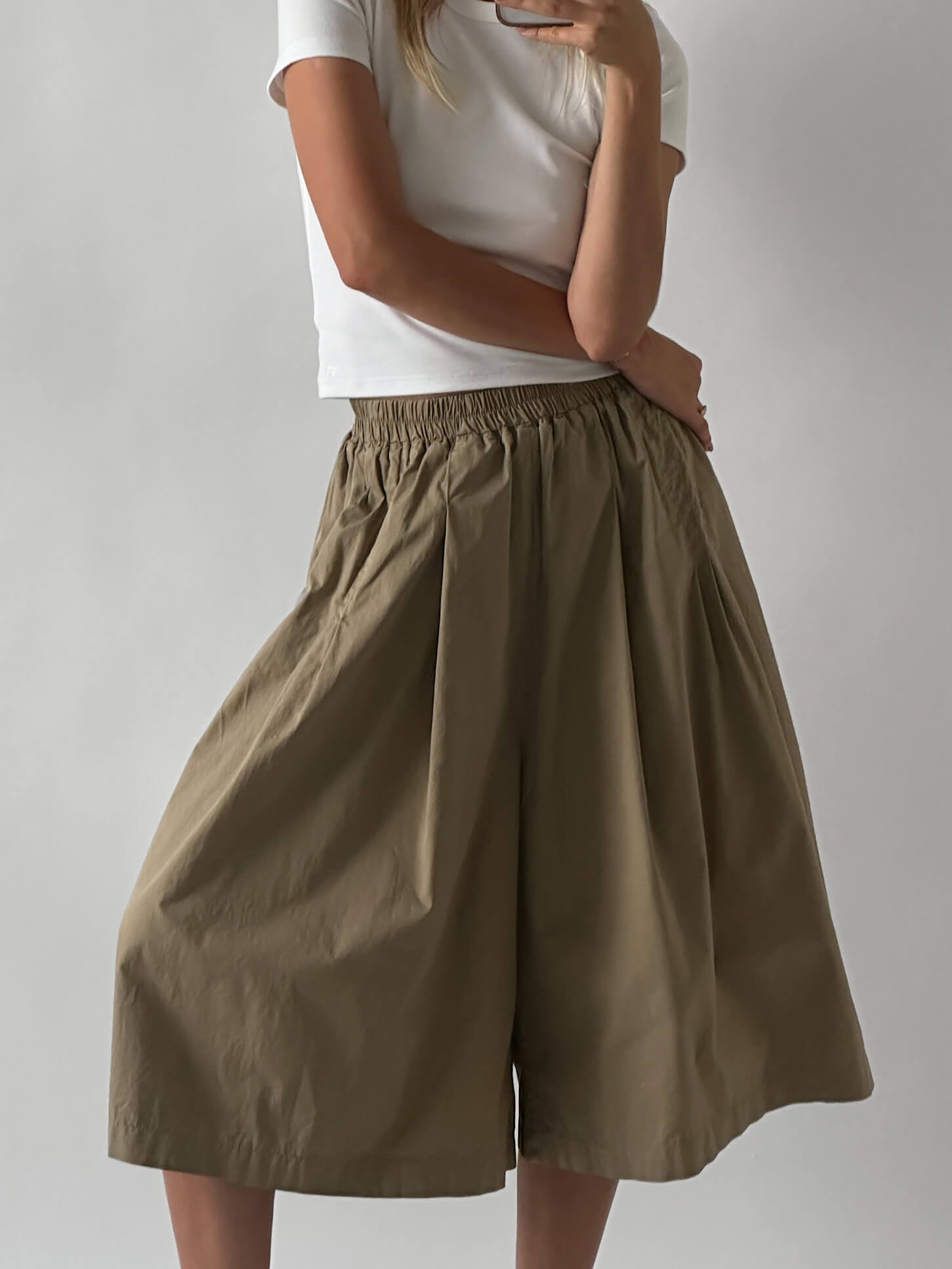 Voluminous Pleated Khaki Capris | XS/S