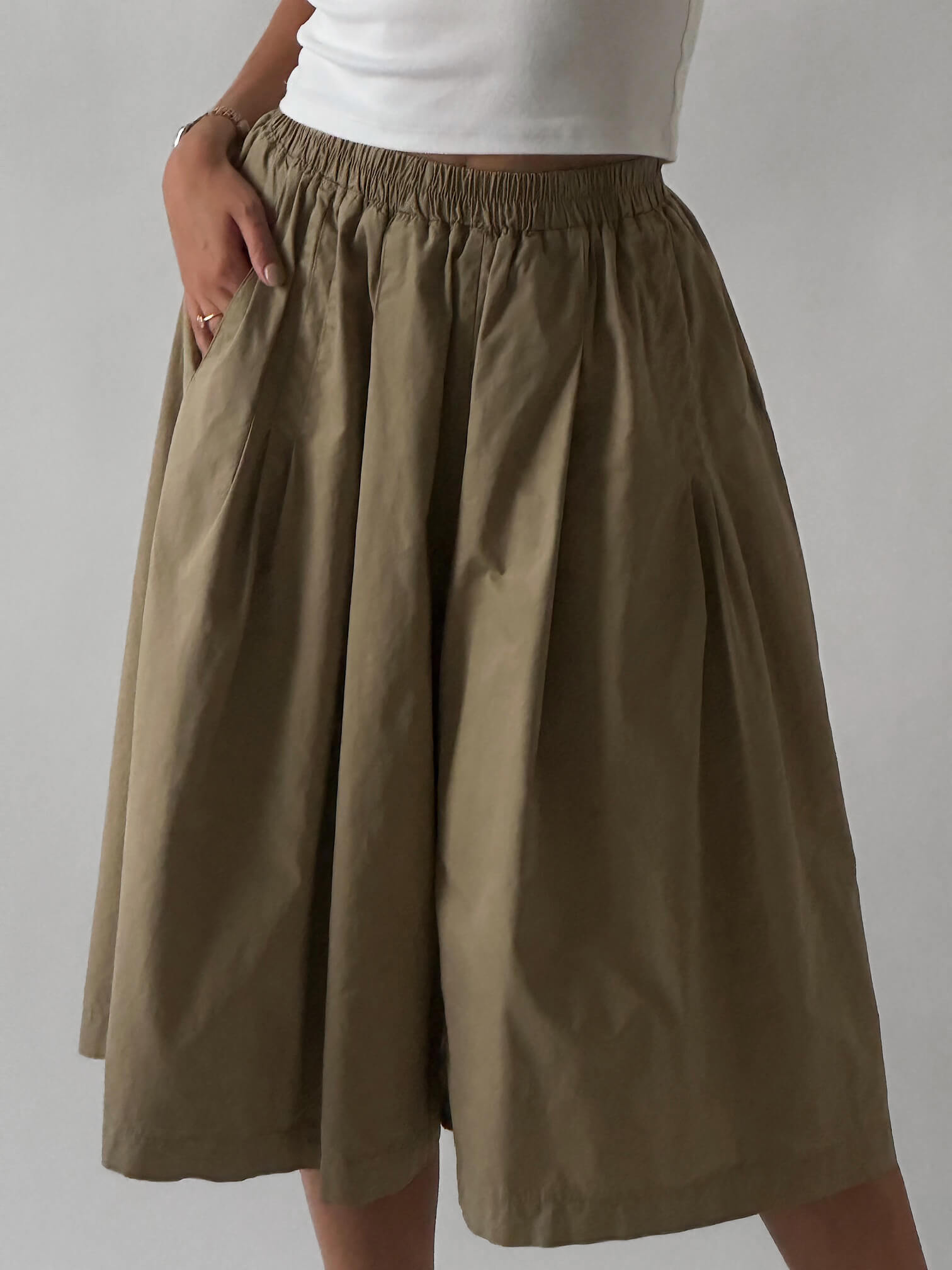 Voluminous Pleated Khaki Capris | XS/S